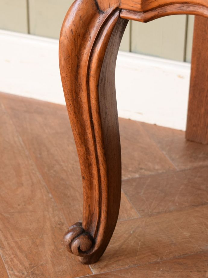 アンティークのチェスト　アンティーク家具　フランスで見つけたアンティーク家具、長い猫脚が優雅な３段チェスト　女性1人でラクラク運べちゃう仕掛けHandleのアンティークは、脚の裏にフェルトキーパーをお付けしています。(j-2760-f)