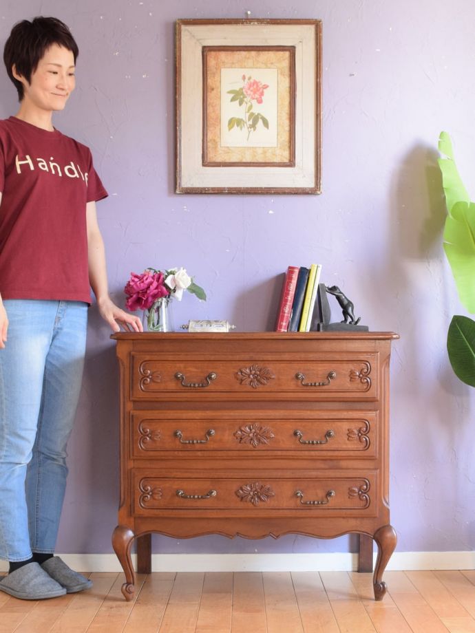 アンティークのチェスト　アンティーク家具　キャビネット　フランスらしい優雅なアンティークのチェスト脚の美しい曲線美は、さすがフランスのアンティーク。(j-2761-f)