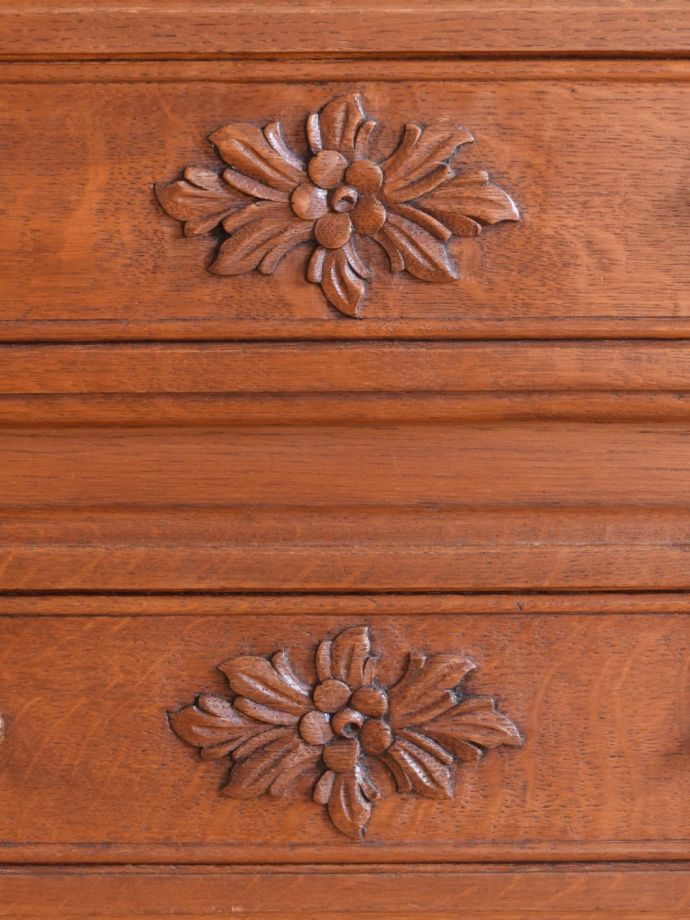 アンティークのチェスト　アンティーク家具　キャビネット　いろんな場所にこだわり彫のデザインもいろいろです。(j-2761-f)