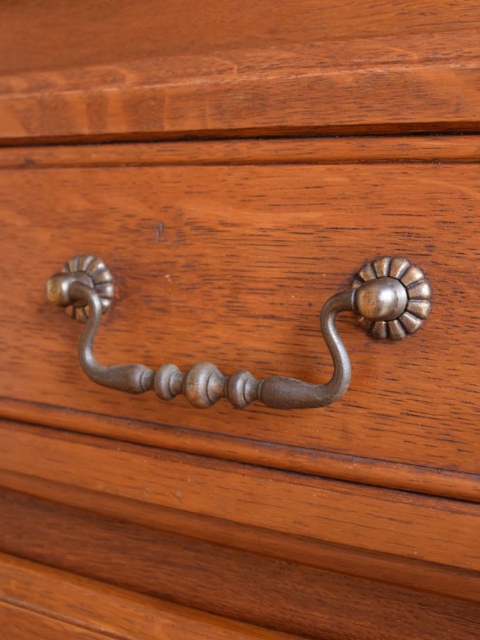 アンティークのチェスト　アンティーク家具　キャビネット　開ける度にワクワクする取っ手フランスらしい優雅なデザインの取っ手。(j-2761-f)