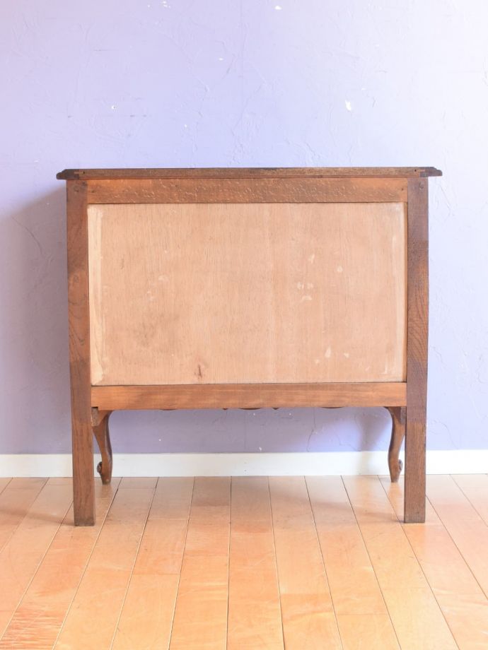 アンティークのチェスト　アンティーク家具　キャビネット　修復したので後姿もキレイですアンティークは新品ではないので、もちろん経年変化によるキズはありますが、専門の職人が修復しています。(j-2761-f)