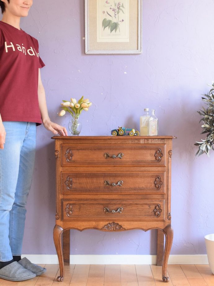 アンティークのチェスト アンティーク家具 キャビネット フランスらしい優雅なアンティークのチェスト脚の美しい曲線美は、さすがフランスのアンティーク。(j-2762-f)