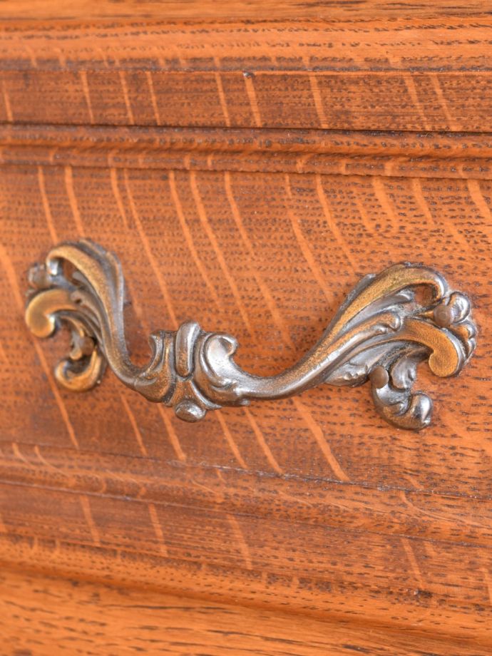 アンティークのチェスト アンティーク家具 キャビネット 開ける度にワクワクする取っ手フランスらしい優雅なデザインの取っ手。(j-2762-f)