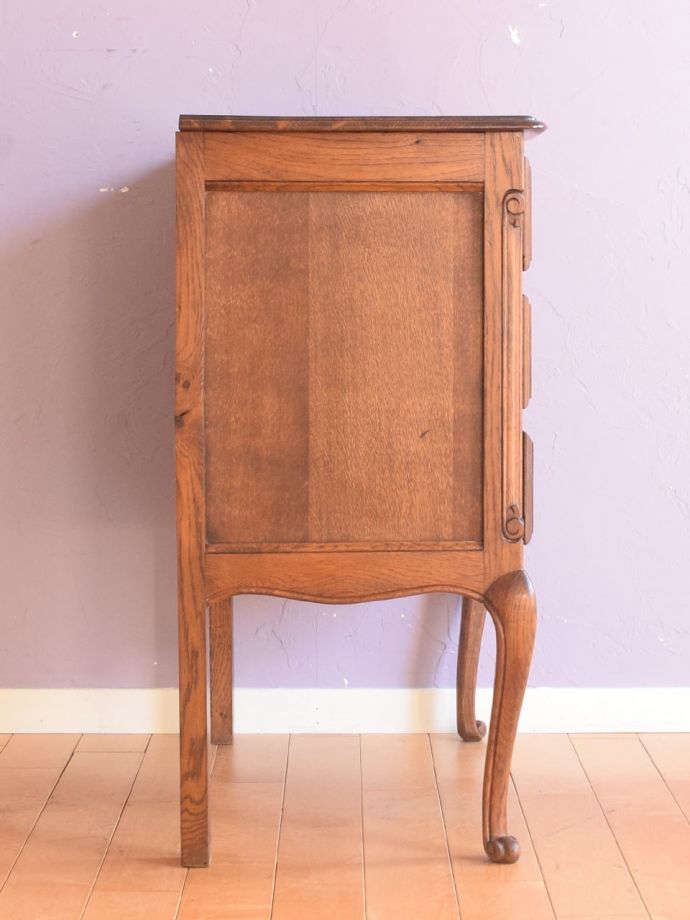 アンティークのチェスト アンティーク家具 キャビネット 横から見てもステキ横から見るとこんな感じ。(j-2762-f)