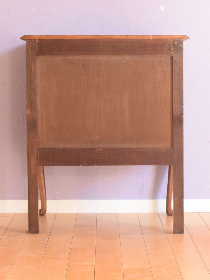 アンティークのチェスト アンティーク家具 キャビネット 修復したので後姿もキレイですアンティークは新品ではないので、もちろん経年変化によるキズはありますが、専門の職人が修復しています。(j-2762-f)