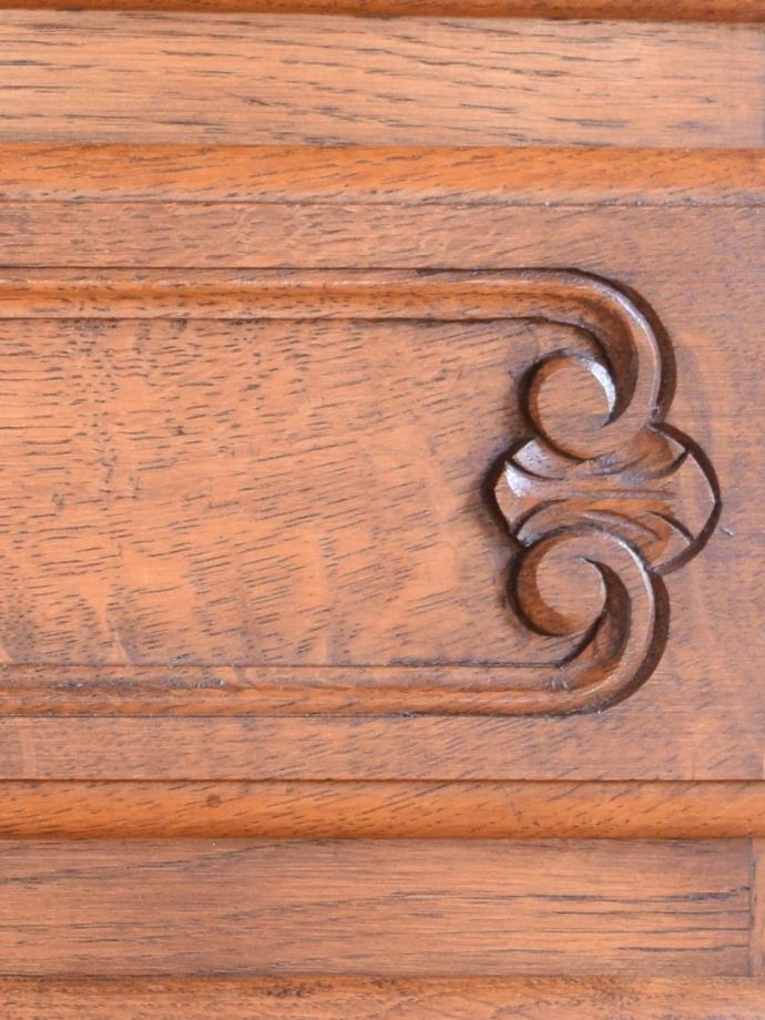 アンティークのチェスト アンティーク家具 キャビネット 惚れ惚れしちゃう美しさこんなに堅い無垢材に一体どうやって彫ったんだろう?と不思議になるくらい細かい彫にうっとりです。(j-2762-f)