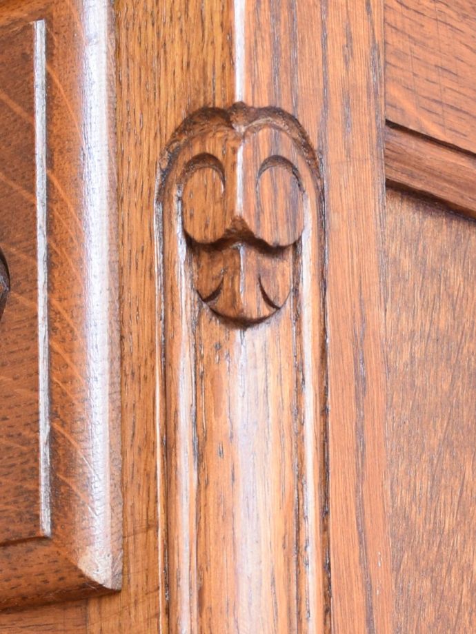 アンティークのチェスト アンティーク家具 キャビネット いろんな場所にこだわり彫のデザインもいろいろです。(j-2762-f)