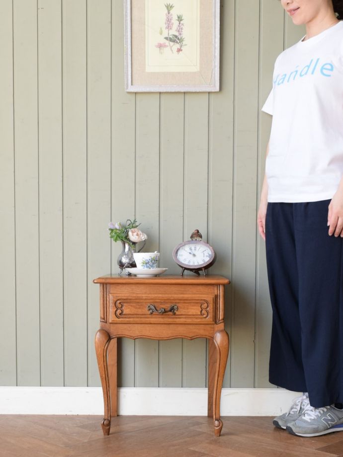 アンティークのチェスト　アンティーク家具　ナイトテーブル　フランスらしい優雅なアンティークのチェスト脚の美しい曲線美は、さすがフランスのアンティーク。(j-2763-f)