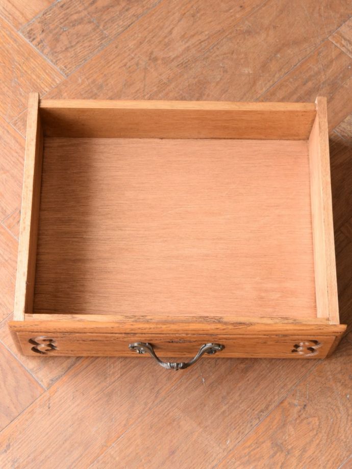 アンティークのチェスト　アンティーク家具　ナイトテーブル　引き出しの中もキレイですもちろん引き出しの中も職人がキレイ仕上げました。(j-2763-f)