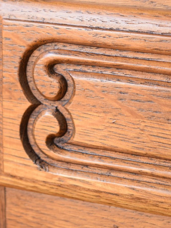 アンティークのチェスト　アンティーク家具　ナイトテーブル　フランスらしい彫りフランスらしさの象徴とも言える、優雅な彫りの装飾。(j-2763-f)