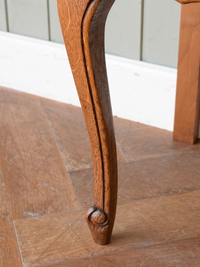 アンティークのチェスト　アンティーク家具　ナイトテーブル　女性1人でもラクラク運べますHandleのアンティークは、脚の裏にフェルトキーパーをお付けしています。(j-2763-f)