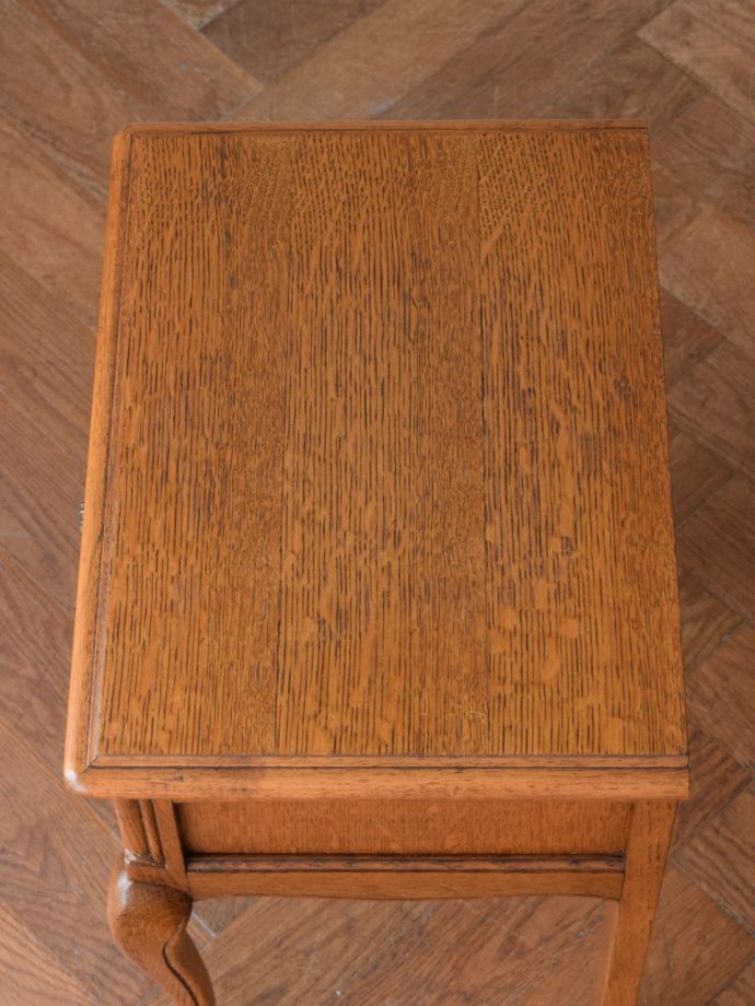 アンティークのチェスト　アンティーク家具　ナイトテーブル　何を置いて楽しもうかな・・・天板も修復する際、塗装もキレイに仕上げたので、いろんなものを乗せて楽しんで下さい。(j-2763-f)