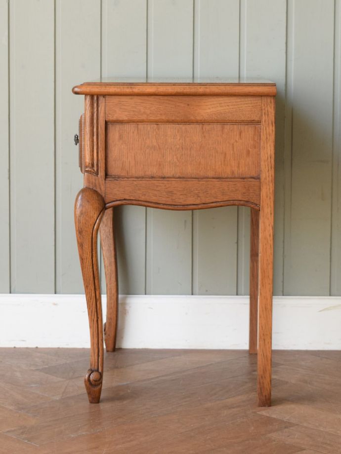 アンティークのチェスト　アンティーク家具　ナイトテーブル　横から見てもステキもちろん、横顔からもフランスらしい美しさが漂っています。(j-2763-f)