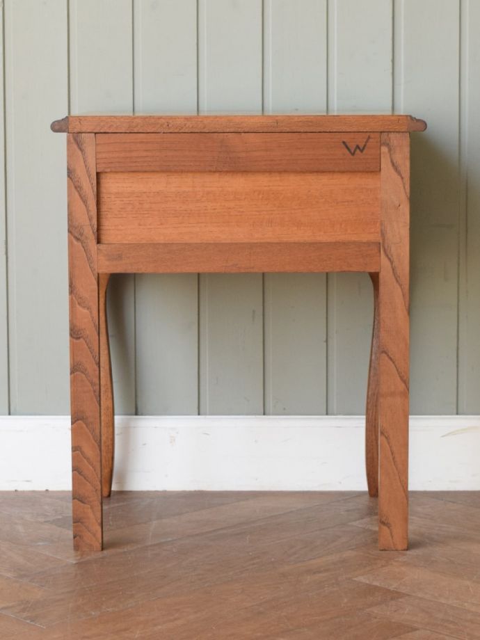 アンティークのチェスト　アンティーク家具　ナイトテーブル　後ろ姿にも気を使ってますアンティークは新品ではないので、経年変化によるキズはありますが、専門の職人がお直しをしたので、後ろ姿もキレイです。(j-2763-f)