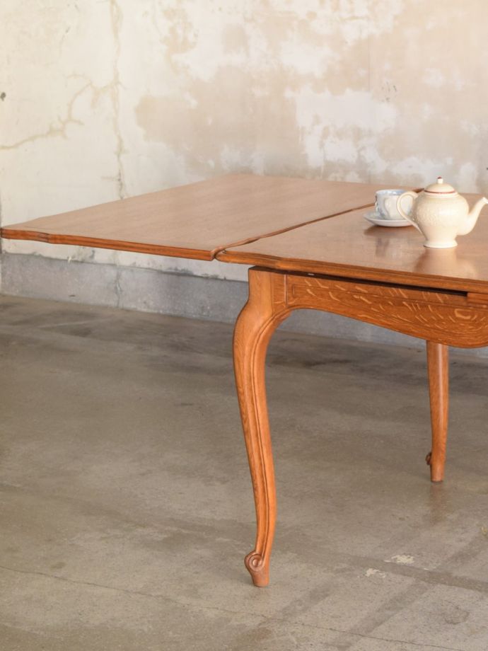 フランスの家具らしい美しい猫脚