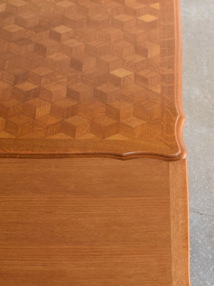 美しいパーケットリーのダイニングテーブル