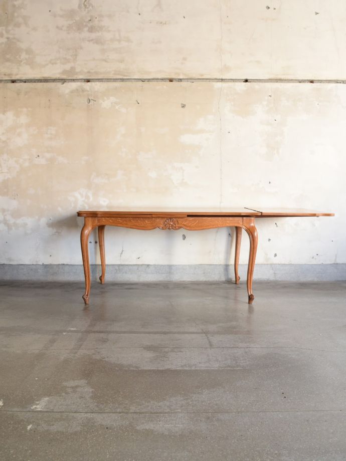 伸長式テーブルを片方開くと