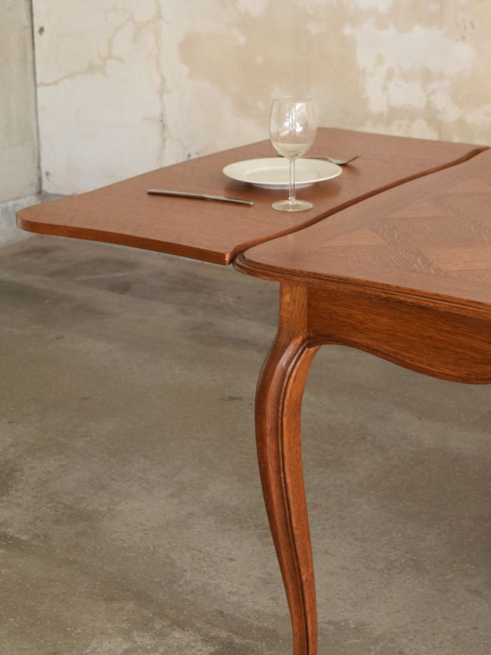 フランスのアンティーク家具らしい脚