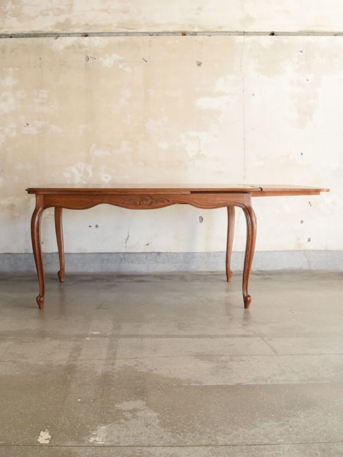 伸長式テーブルを片方開くと