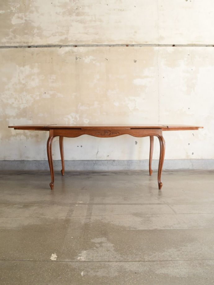 両方のリーフを開いた伸長式テーブル