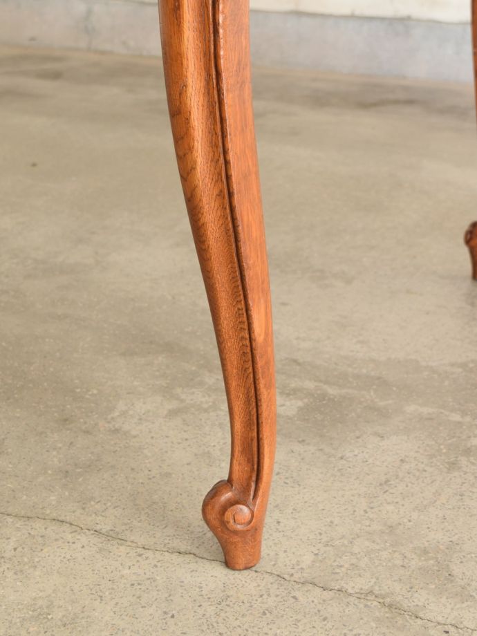 アンティークテーブルの脚