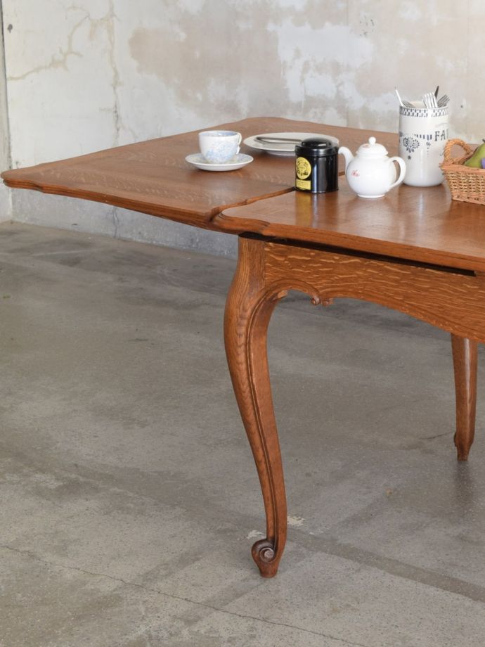 フランスの家具らしい美しい猫脚