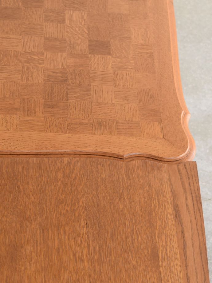 美しいパーケットリーのダイニングテーブル