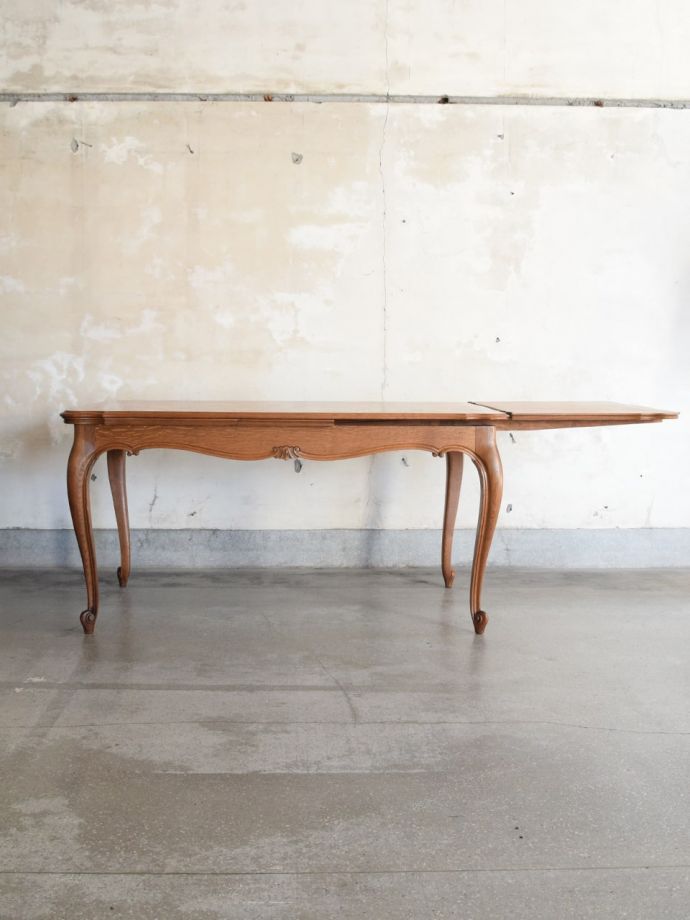 伸長式テーブルを片方開くと