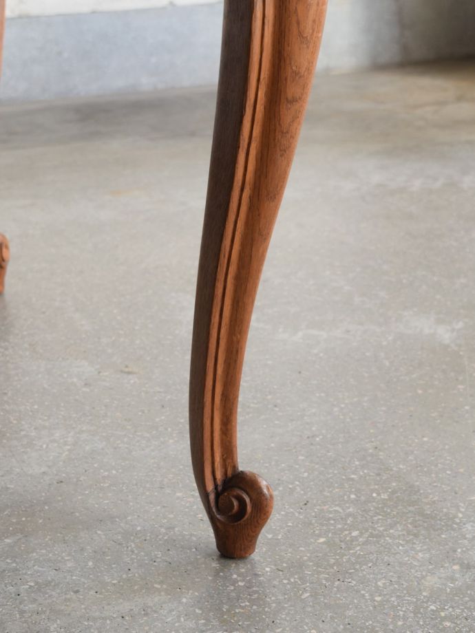 アンティークテーブルの脚