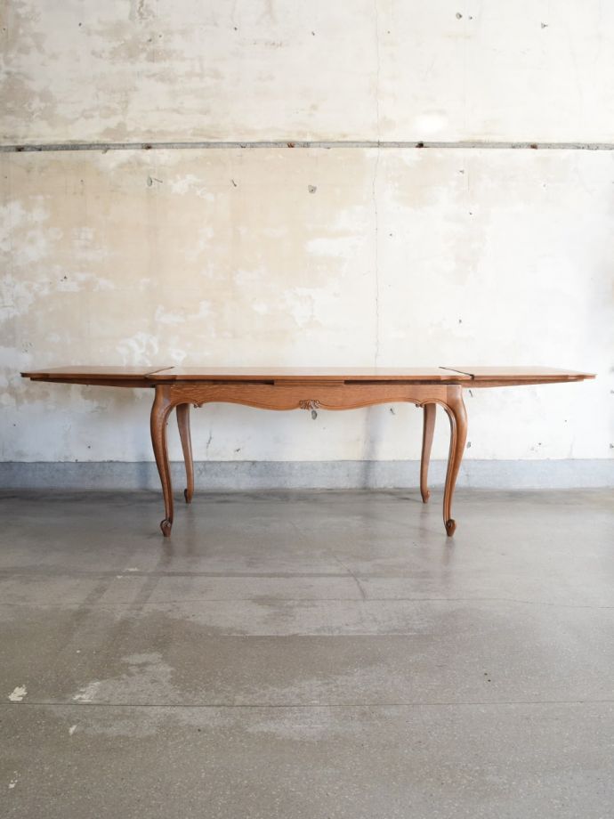 両方のリーフを開いた伸長式テーブル