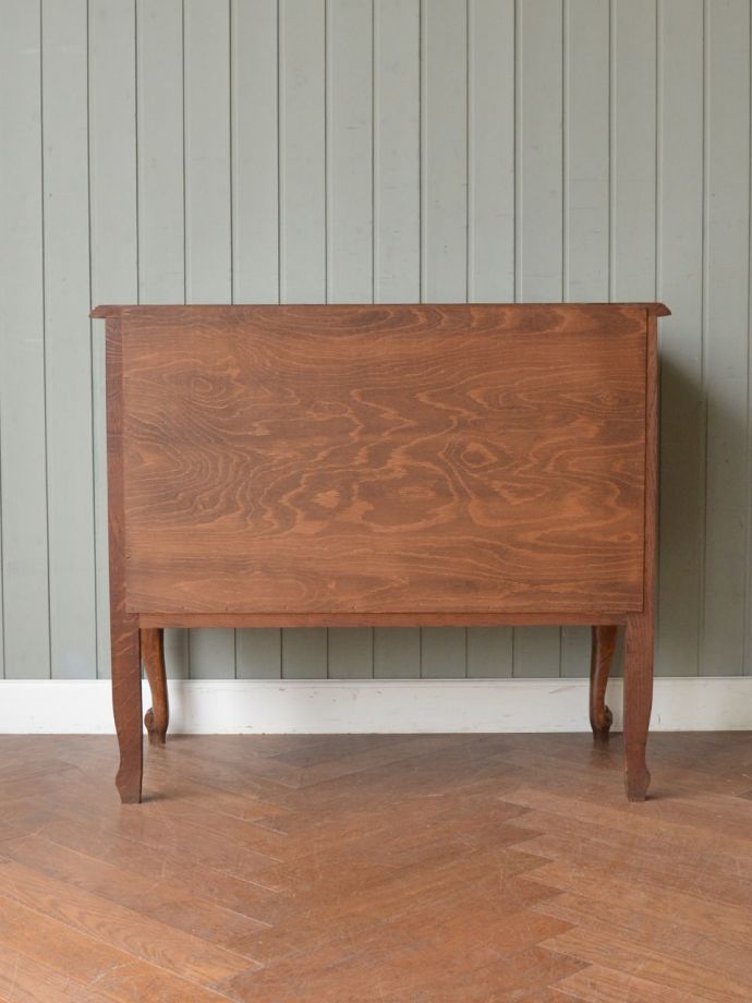 チェストの後ろ姿