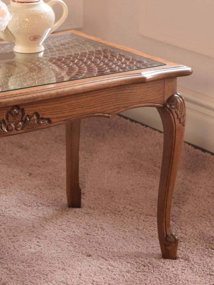 フランスの家具らしい美しいフォルム