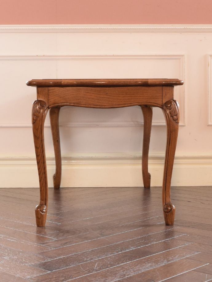 アンティークテーブルの横顔