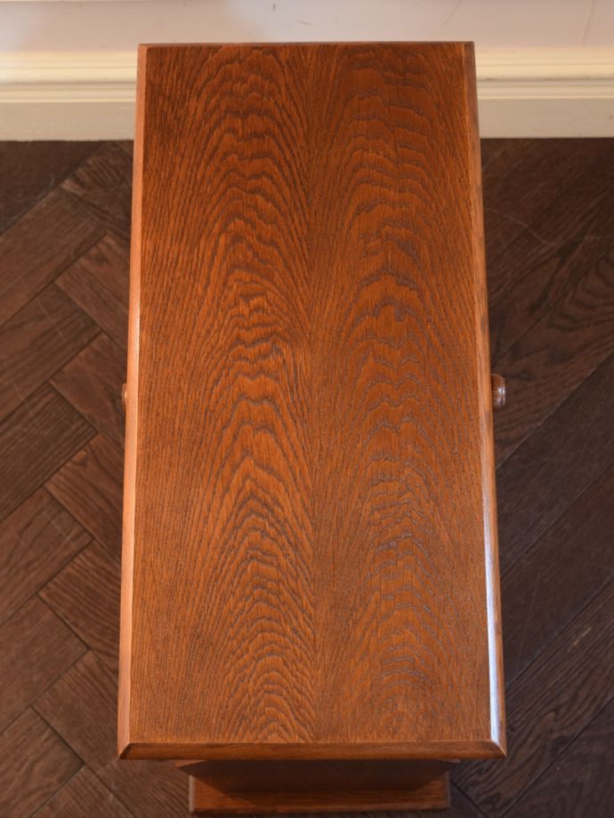 サイドテーブル付きのマガジンラック