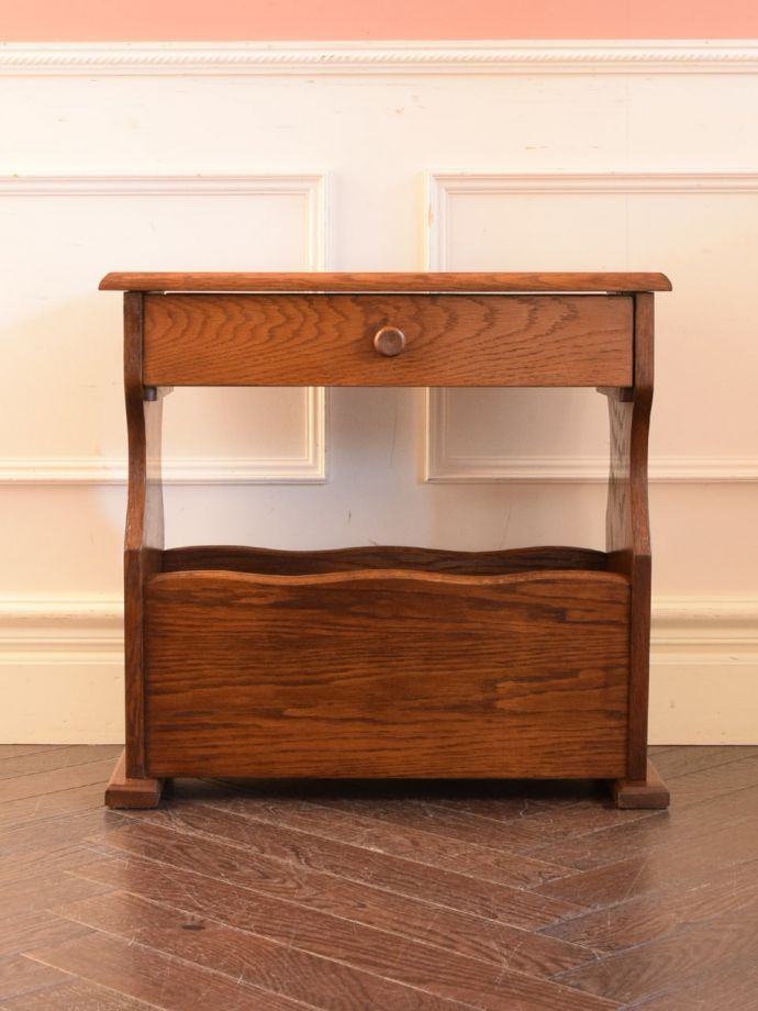 マガジンラックの後ろ姿