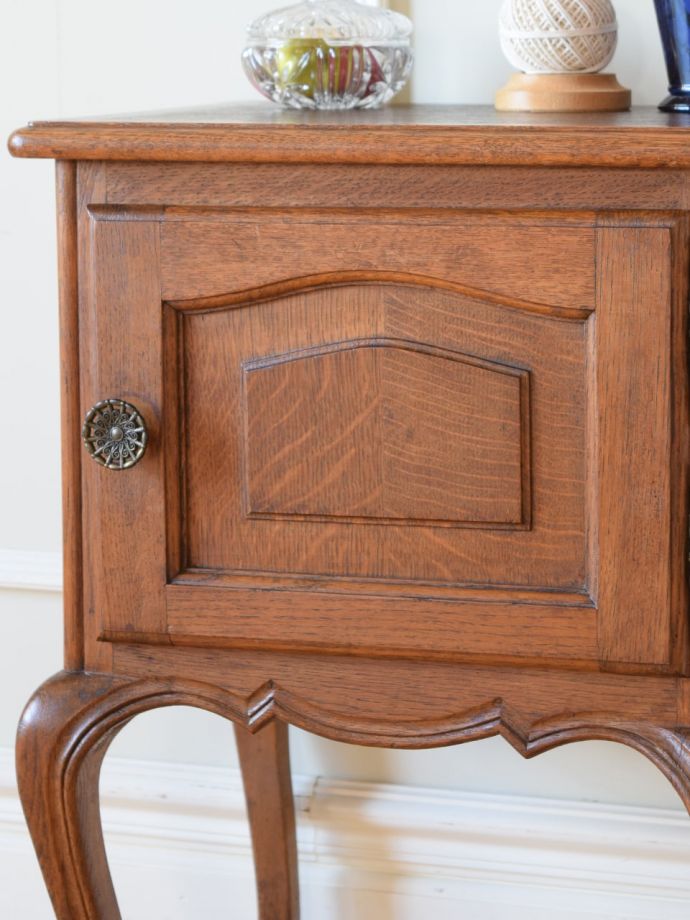 フランスのアンティークらしいサイドキャビネット