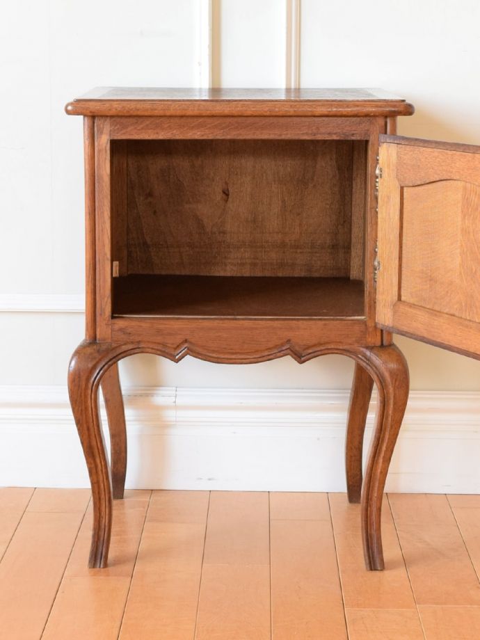 アンティークのキャビネットの扉の中