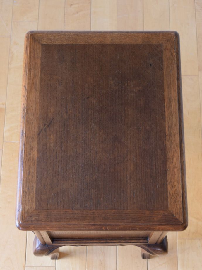 アンティークのキャビネットの天板
