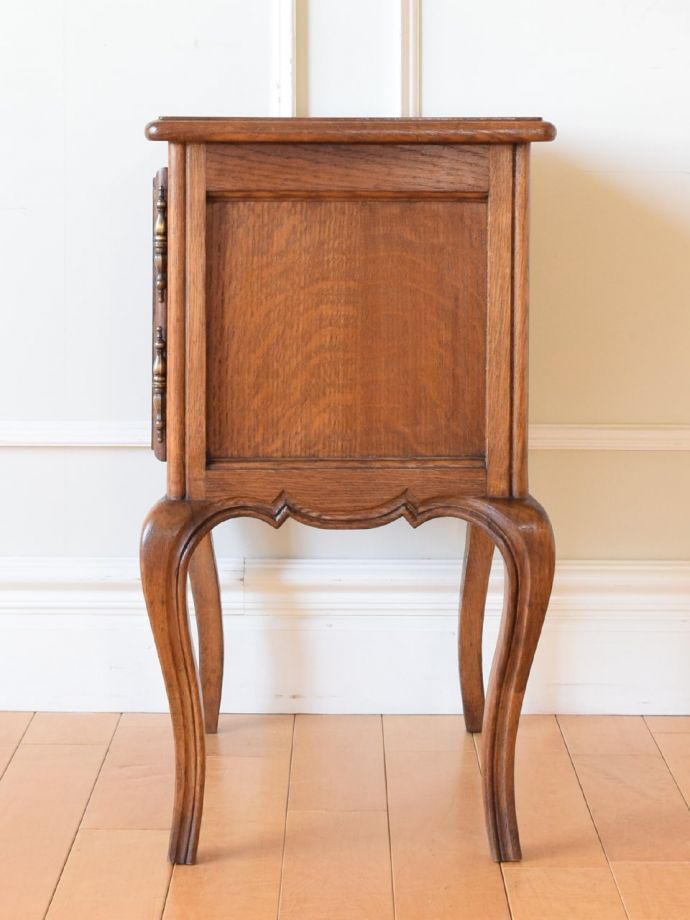 キャビネットの側面