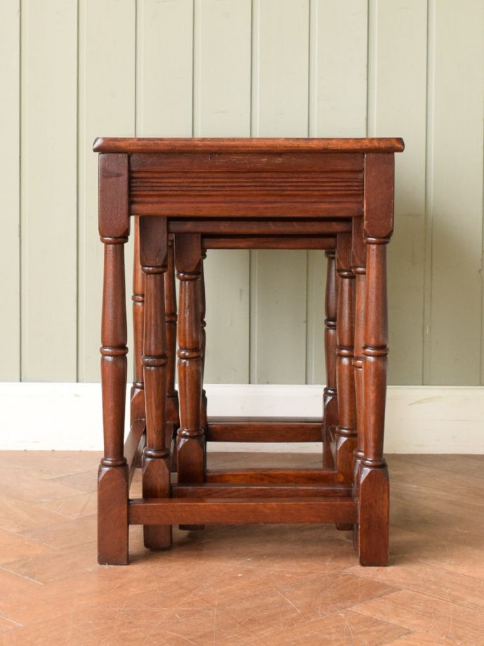 アンティークコーヒーテーブルの側面