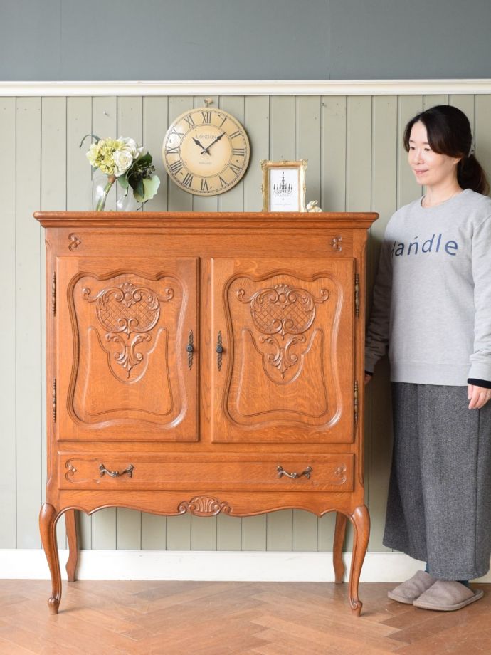 フランスの優雅なサイドボード