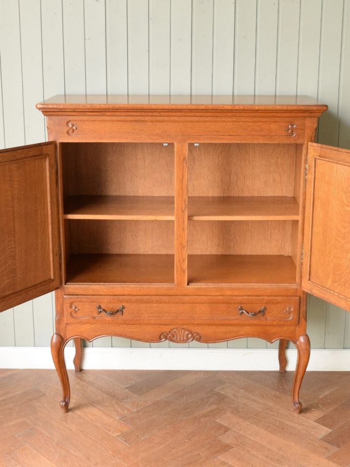 アンティークのサイドボードの扉の中