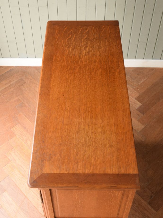 アンティークのサイドボードの天板