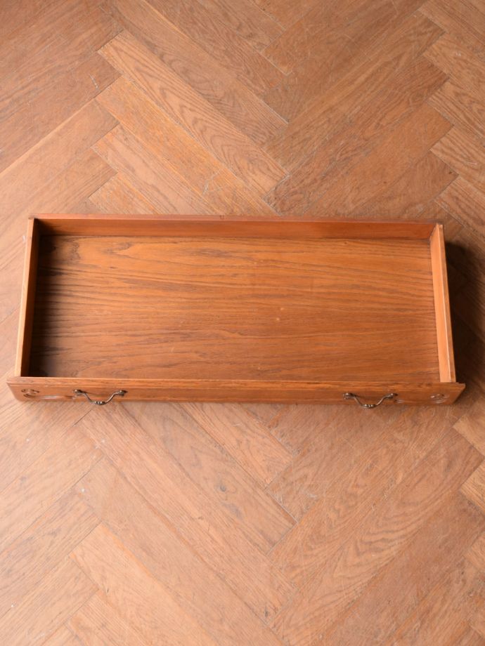 サイドボードの引き出しの中