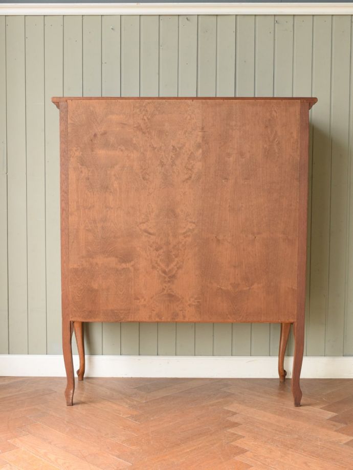 サイドボードの後ろ姿