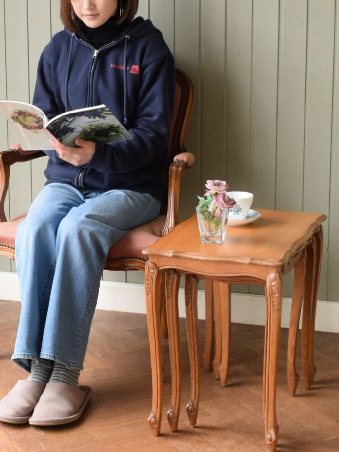 おしゃれなアンティークのネストテーブル