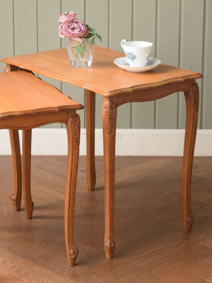 猫脚がおしゃれなネストテーブル