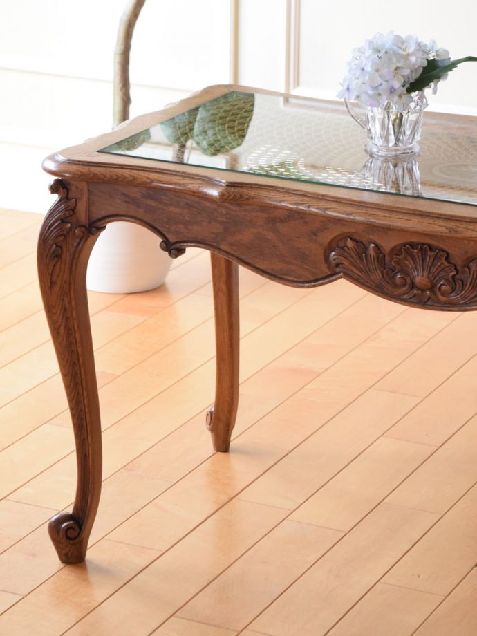 フランスの家具らしい美しいフォルム