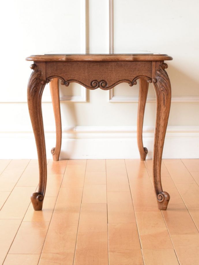 アンティークテーブルの横顔