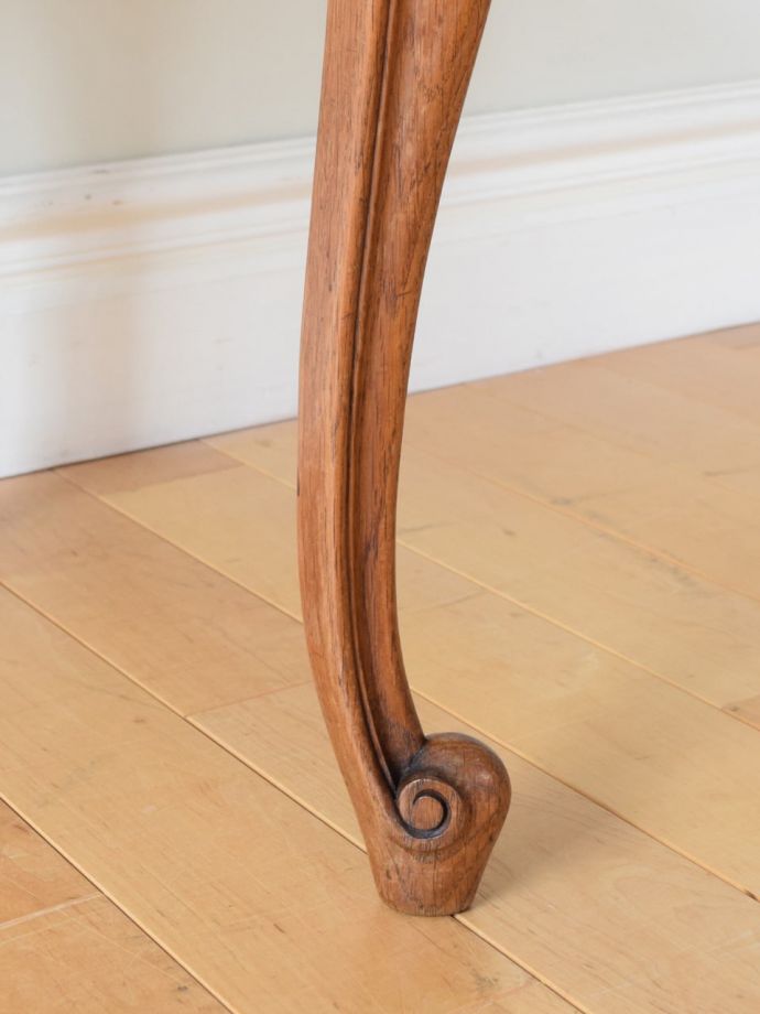 アンティークテーブルの脚